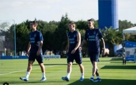 Di Maria plaatst foto's van de training van het nationale team terwijl het team Brazilië en Uruguay uitdaagt Di Maria plaatst foto's van de training van het nationale team terwijl het team Brazilië en Uruguay uitdaagt